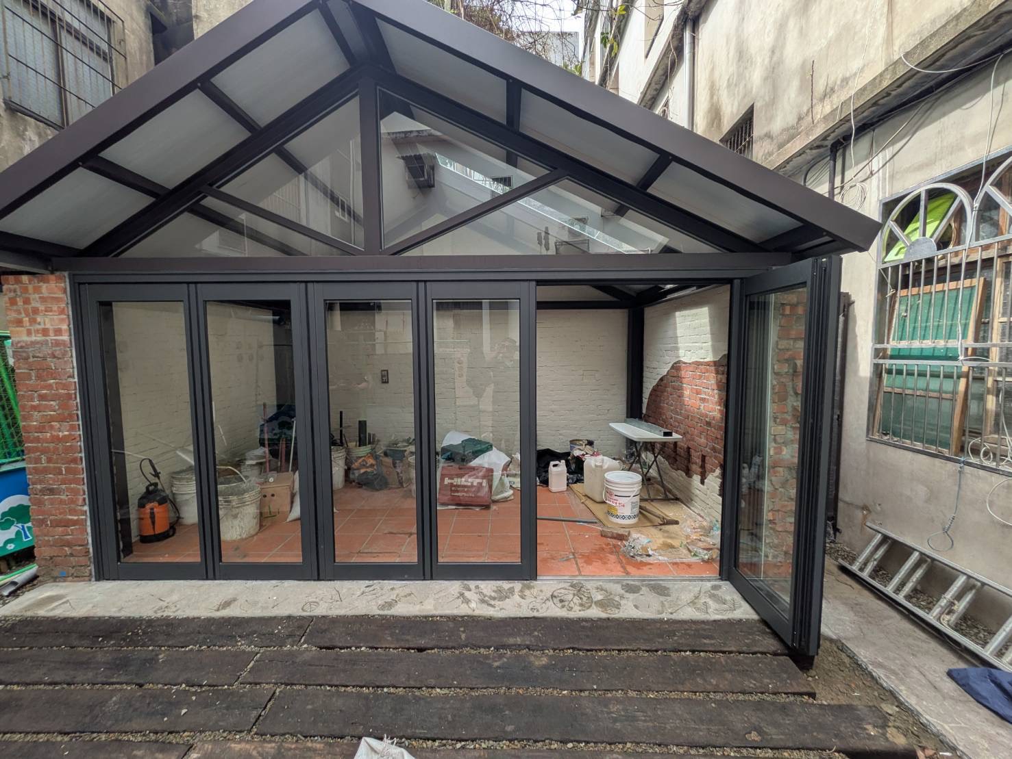 新竹披薩店6片折疊門